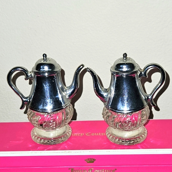 Vintage Kitchen Vintage Teapot Salt And Pepper Shakers Poshmark